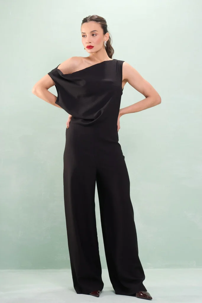 Macacão Decote Assimétrico Alfaiataria