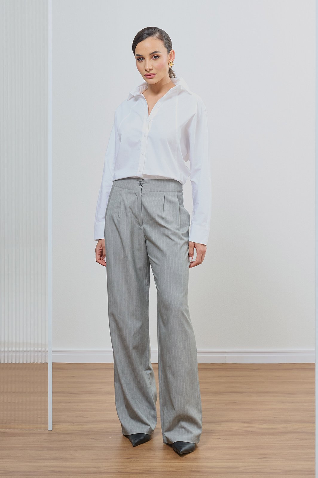 Calça Reta Com Prega Bolso Embutido Risca de Giz