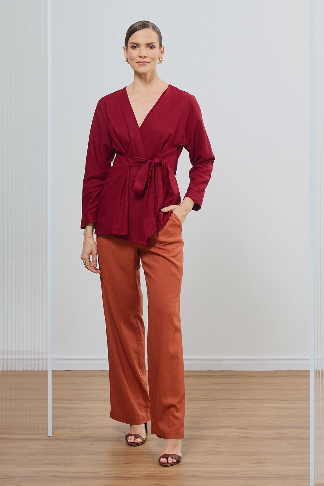 Calça Reta Cós Transpasse Com Abotoamento Duplo Linho