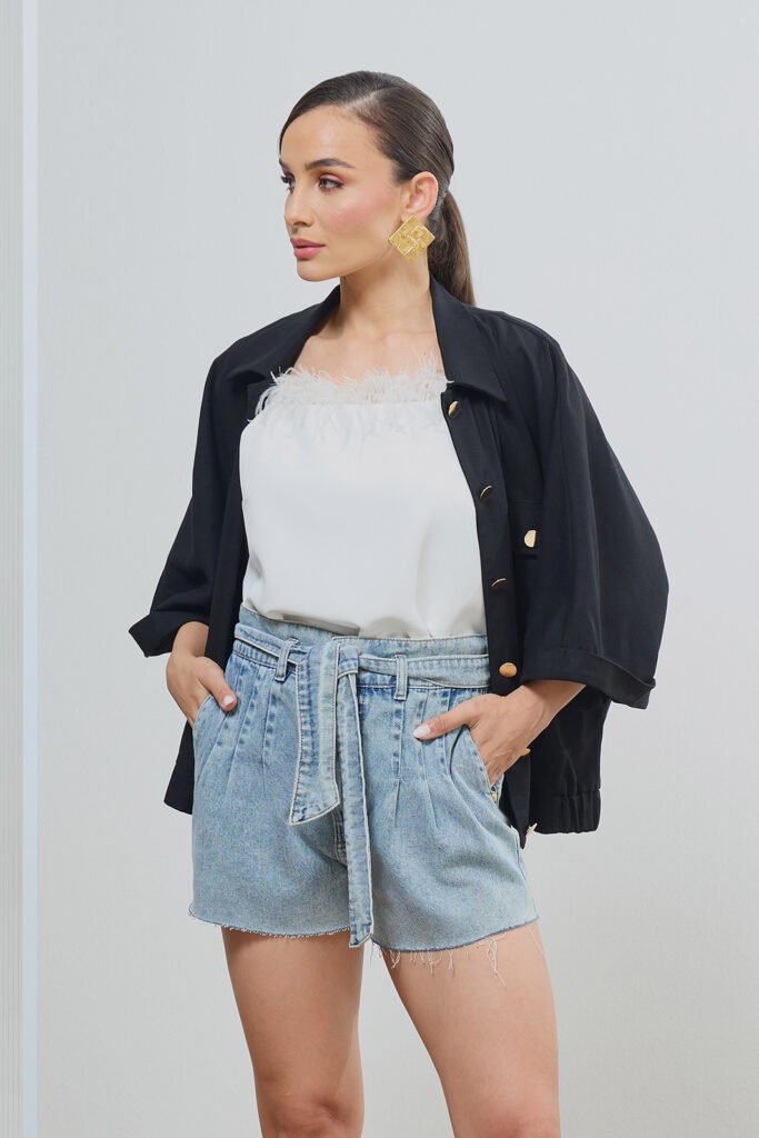 Short Jeans Com Pregas e Faixa Barra A Fio